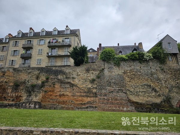 라발 성곽의 외부 전경.(사진 위, 아래)