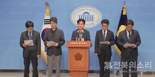 더불어민주당 내 문재인 정부 출신 국회의원 당선자들이 12일 국회 소통관에서 기자회견을 열고 "문재인 전 대통령의 전 사위와 관련해 검찰이 피의자도 아닌 참고인 가족에게까지 공포감을 느끼게 하는 불법적 수사를 하고 있다"고 비난했다.