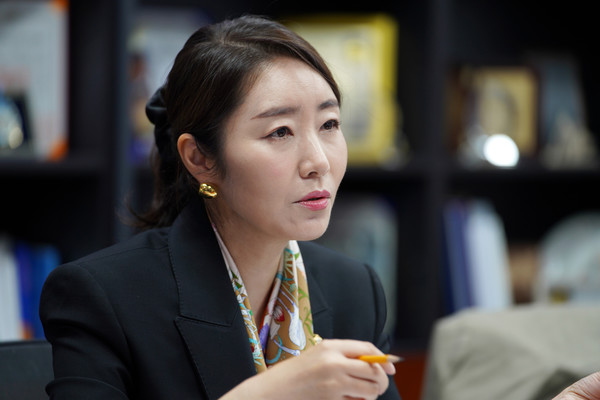 "장애인이란 사회적 약자와 무한 경쟁 사회에서 밥을 벌어 먹고살아야 하는 사람들과 서로 싸움을 붙여서 서로 싫어하게 만들며 이득을 얻는 정치는 비열하고 저열한 짓"이라고 말하는 강선우 의원.(사진=강선우 의원실 제공)