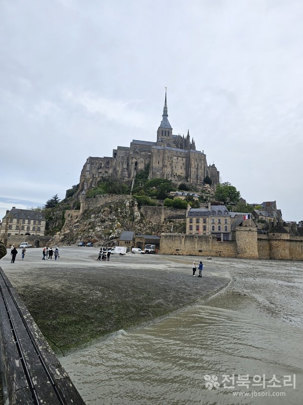 프랑스 서북부 노르망디 지역과(사진 위) 바닷가 바위섬 위의 '몽생미쉘 수도원' 전경.(사진 아래).