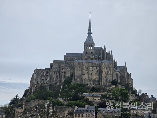 높이 80m의 몽생미쉘 수도원 건축물의 신비한 모습.(사진 위, 아래)