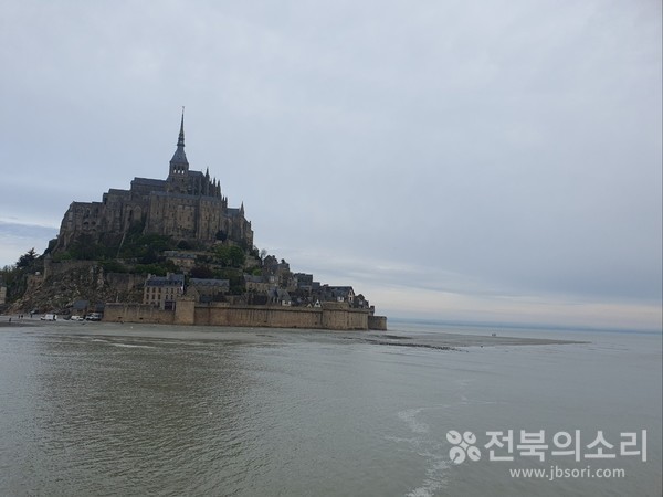 물 위에 떠있는 듯한 수도원 모습.