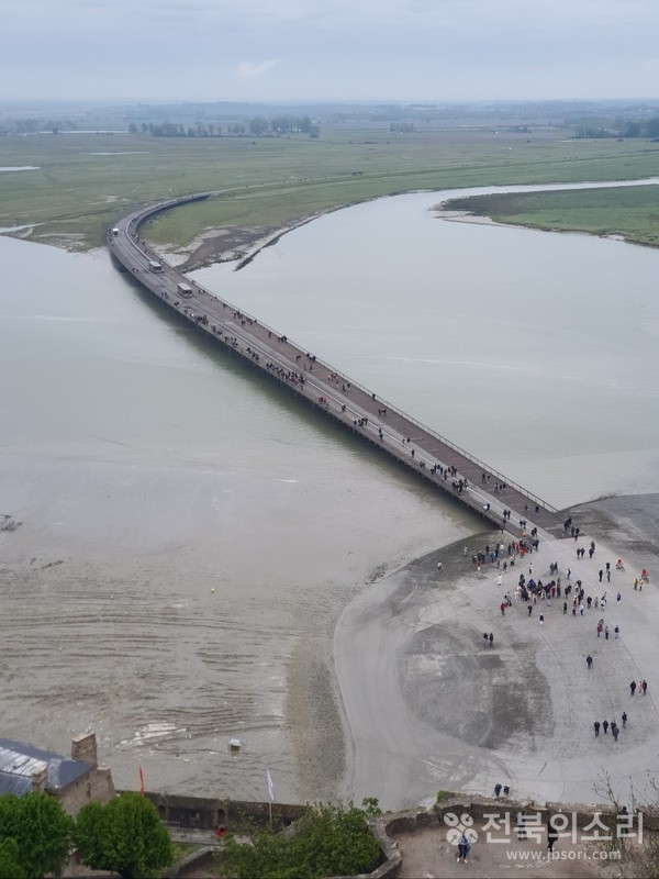 몽생미쉘 수도원에서 바라본 해안 입구 모습.