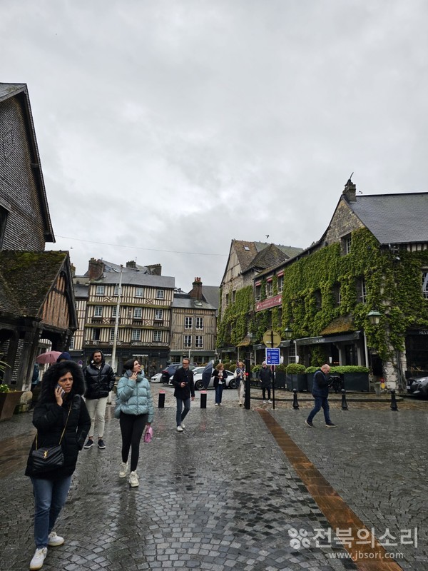 옹플뢰르 도시의 거리를 걷는 사람들.