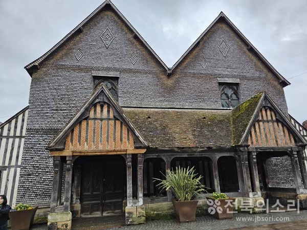 옹플뢰르 도시에서 마주한 생트카트린 교회(Saint Catherine Church) 전경.