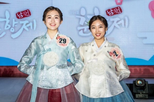 제94회 춘향제 미스춘향 선발대회에서 글로벌 뮤즈에 선정된 우새봄(미국·왼쪽) 씨와 오수아(인도네시아) 씨.(사진=남원시 제공)