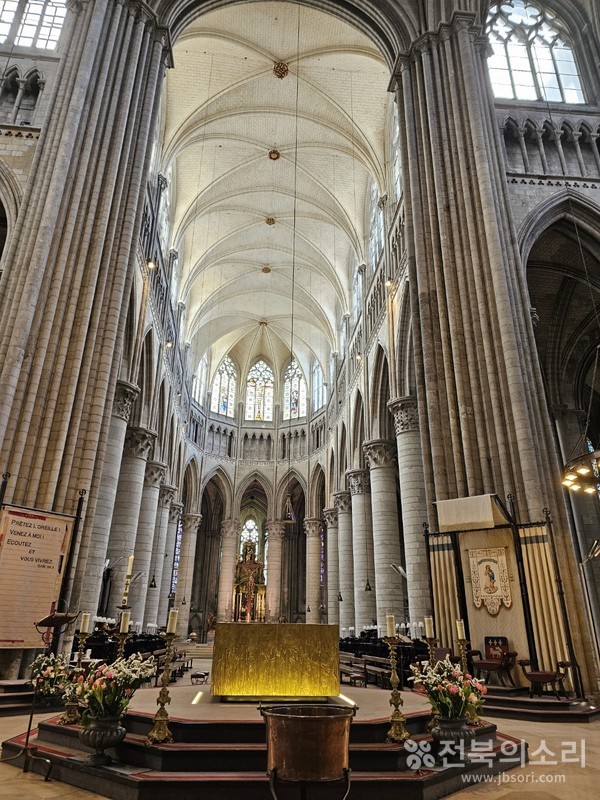 프랑스 북서쪽에 위치한 루앙(Rouen)을 대표하는 '루앙 대성당'의 외부 전경과(사진 위) 내부 모습.(사진 아래) 