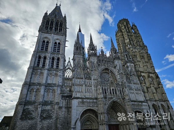 14세기에 만들어진 루앙 대성당의 창문이 지금도 그래인 모습(사진 위)과 프랑스에서 가장 높은 성당 내부 탑.(사진 아래)