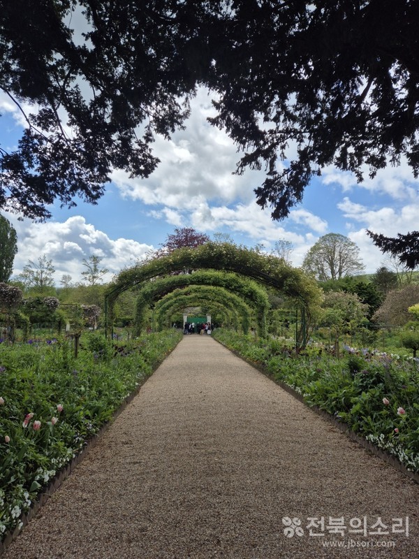  지베르니(Giverny) 도시의 대표적인 관광지 '모네의 정원' 내부 전경들.(사진 위, 아래)