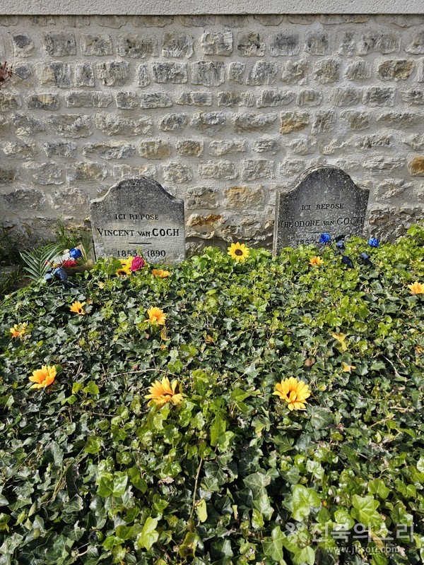 오베리 교회 외부 전경(사진 위)과 고흐 무덤 그리고 고흐 동생 무덤이 나란이 함께 있는 모습.(사진 아래)