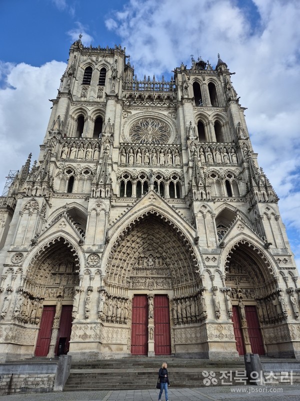 아미엥 도시 상가(사진 위)와 아미엥 대성당 모습.(사진 아래)