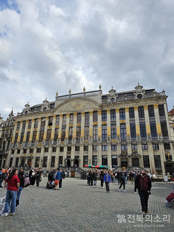 센강 유역에 위치한 브뤼셀 도심 광장 모습.  