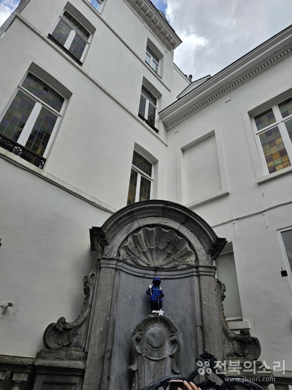 '그랑 플라스'  광장 주변의 고딕과 바로크 양식 건물(사진 위) 모습과 유럽 3대 관광지인 '오줌싸개 동상' 전경.(사진 아래)