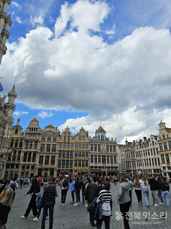 세계에서 가장 아름다운 광장으로 불리는 '그랑 플라스 광장'에 운집한 관광객들.(사진 위, 아래) 