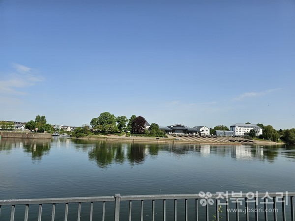 라인강과 모젤강이 만나는 지점인 독일의 코블렌츠 마을들.(사진 위, 아래)