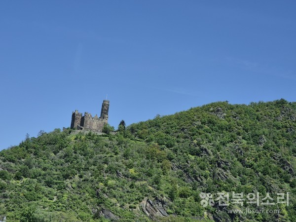 코블랜츠 광장의 동상(사진 위)과 원주민들이 살던 흔적.(사진 아래)