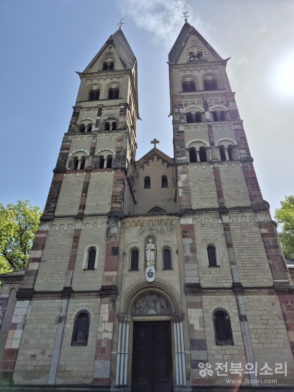 라인 강 주변에 조성된 풍차(사진위 )와 코블렌츠의 한 성당 모습.(사진 아래)   