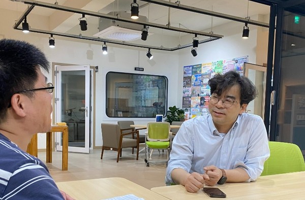  "많이 들어주시고 홍보도 많이 해주시고 회원에 가입하셔서 후원도 많이 해주시면 좋겠다”고 말하는 최성은 전주공동체라디오 방송본부장.