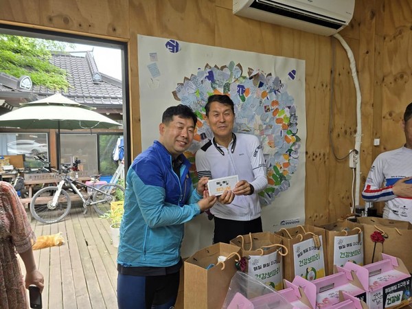 주최자인 시민단체뿐만 아니라 우석대 한방병원 등의 기업과 단체, 그리고 시민 등의 후원을 통해 마련된 이 챌린지 참가자들은 푸짐한 선물을 받았다. 28일 동안 17일 이상 자전거 타기를 조건으로 내건 ‘매일매일 지구의 날’ 미션 성공자의 경우 5만 원권 상품권을 받았다.