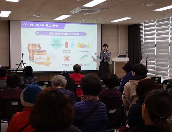 군산대야노인복지관은 군산간호대학교와 함께 '생활건강교실'을 6월 4일부터 매주 화요일 6차례에 걸쳐 대야노인복지관 3층 다목적 강당에서 실시한다.(사진=군산대야노인복지회관 제공)