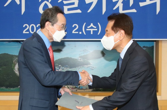 송하진 전 전북도지사가 2021년 6월 2일 전북도청 회의실에서 '전라북도 자치경찰위원회 위원 임명식'을 열고 이형규 위원장에게 임명장을 전달했다.(사진=전북도 제공)