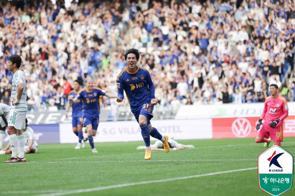 울산 HD 아타루가 추가시간에 결승골을 넣고 환호하는 모습.(사진=한국프로축구연맹 제공)