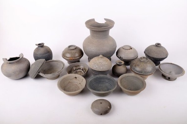 ‘장수 춘송리 무덤군’ 4호분에서 출토된 토기류.(사진=장수군 제공)