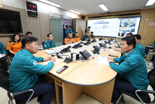김관영 전북지사가 12일 오후 부안군청 안전상황실을 방문해 지진 발생과 관련한 대응체계를 점검하고 있다.(사진=전북자치도 제공)
