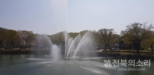 오늘 전북지역은 대체로 맑은 가운데 한낮에는 기온이 최고 35℃까지 올라 매우 덥겠으며 전주·익산·완주지역에는 폭염특보가 내려졌다.(전북의소리 자료사진)