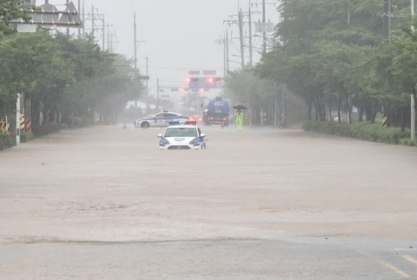 2023년 7월 14일 군산지역에 내린 집중호우로 사정동 금호2단지 앞 도로가 침수됐다.(사진=군산시 제공)