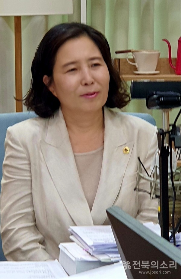 "새만금 잼버리에 대한 문제점을 질의한 5분 발언 유튜브 조회수가 2,000건 이상 올라왔다"고 말하는 이수진 전북특별자치도의원. 