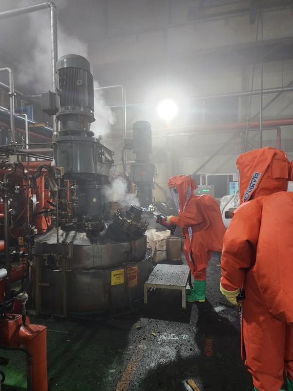 21일 군산시 오식도동의 한 화학약품 제고공장에서 폭발 사고가 발생했다.(사진= 전북소방본부 제공)