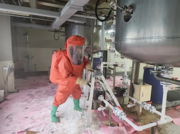 5월 7일 오후 12시 39분쯤 군산시 오식도동의 한 정밀화학 공장에서 200ℓ 상당의 황산 가스가 누출되는 사고가 발생했다.(사진=전북소방본부 제공)