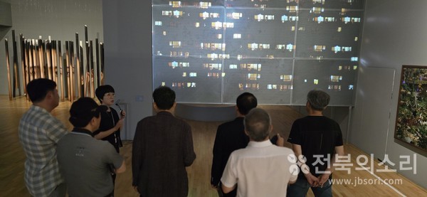 (사)한국지역인터넷신문협회의회는 29일 ’국립현대미술관 청주‘에서 인공지능 프로그램으로 탄생한 예술 작품과 딥페이크 과정에서 발생된 오류, 인공지능 기술에 대한 예술가들의 단상을 살펴보고, 미래 공생 방안을 고민하는 시간을 가졌다.