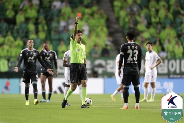 전북 현대는 후반 11분 김진수의 퇴장이라는 악재가 겹쳐 수적 열세에서 경기를 치러야만 했다.(사진=한국프로축구연맹 제공)