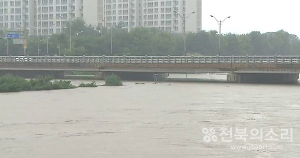 올 여름은 일찍 찾아온 극심한 폭염과 앞으로 반복적으로 이어질 장마에도 피해가 없도록 철저히 대비해야 한다.(전북의소리 자료사진)