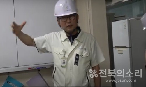 7일 오전 9시 전주페이퍼는 유족과 노동·시민사회단체들의 요구에 따라 청년 노동자 사망사고 현장에 대한 재조사를 진행하기 앞서 안전보건팀장이 사전 설명을 하고 있다.