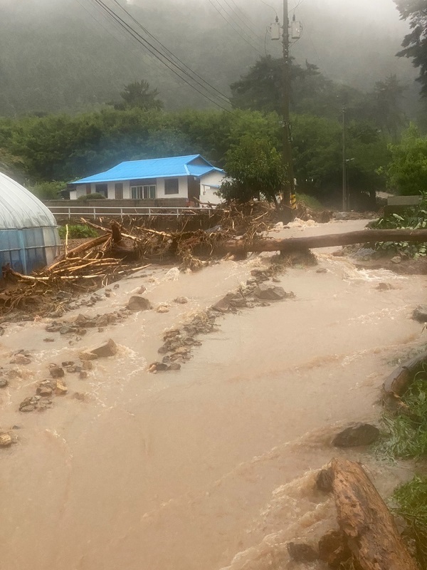 10일 군산 어청도에 기상 관측 사상 시간당 최대 146mm의 폭우가 쏟아진 가운데 한 마을 앞 도로가 빗물로 범람하고 있다.(사진=전북자치도 제공)