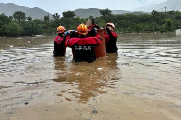 10일 밤사이 완주군 운주면 지역에 146.9㎜의 폭우가 쏟아져 장선천이 범람하자 119구조대원들이 출동해 고립된 주민들을 대형 고무통을 이용해 구조하고 있다.(사진=전북소방본부 제공)