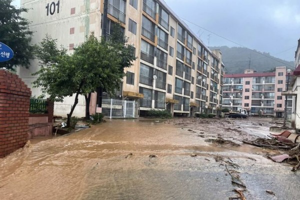 10일 새벽 군산 성산면 야산에서 발생한 산사태로 토사가 쓸러내려 인근 한 빌라로 밀려들었다.(사진=전북소방본부 제공)