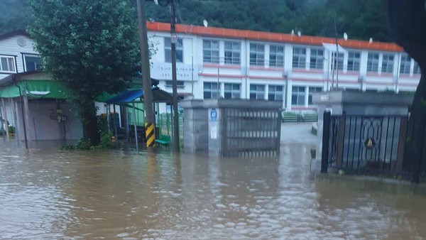 10일 내린 폭우로 완주군 운주중학교 운동장이 침수됐다.(사진=전북교육청 제공)