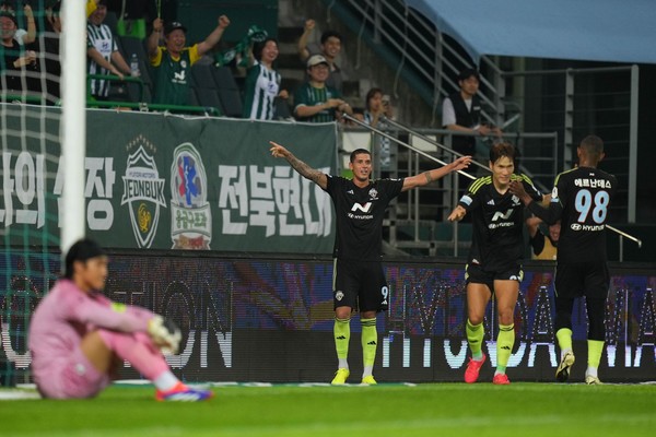전북 현대는 10일 전주월드컵경기장에서 열린 하나은행 2024 K리그1 22라운드 제주 유나이티드와의 홈 경기에서 전병관, 티아고의 릴레이 골로 2-1의 짜릿한 역전승을 거뒀다.(사진=전북 현대 제공)