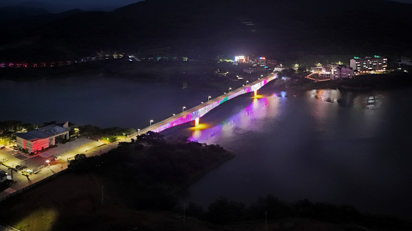 임실군은 옥정호 운암교에 야간 경관 조명을 설치해 야간 경관 명소로 재탄생시켰다고 12일 밝혔다.(사진=임실군 제공)