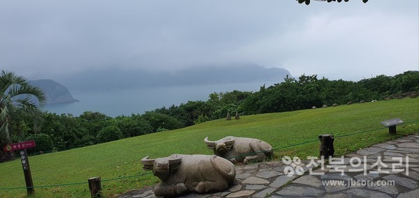 외도 섬에서 바라본 거제도 섬 전경.