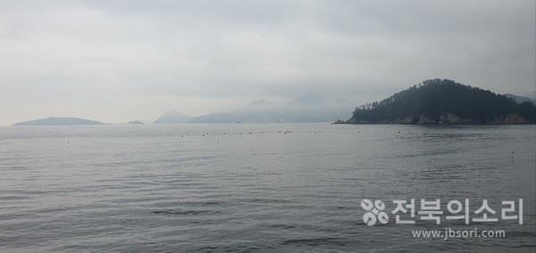 우리나라에서 두 번째 큰 섬 거제도를 먼 육지에서 바라본 모습.