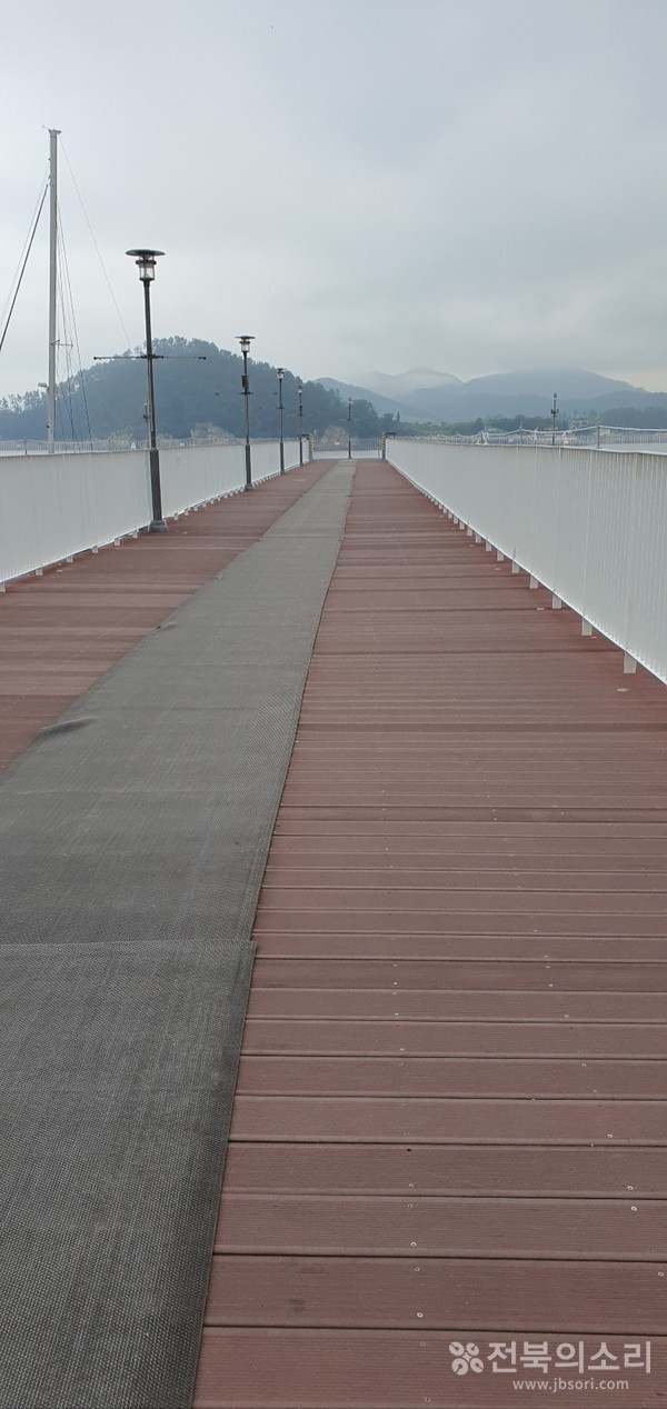 거제도는 1971년 육지와 교량이 연결되면서 더 이상 섬이라고 부르지 않는다고 한다.