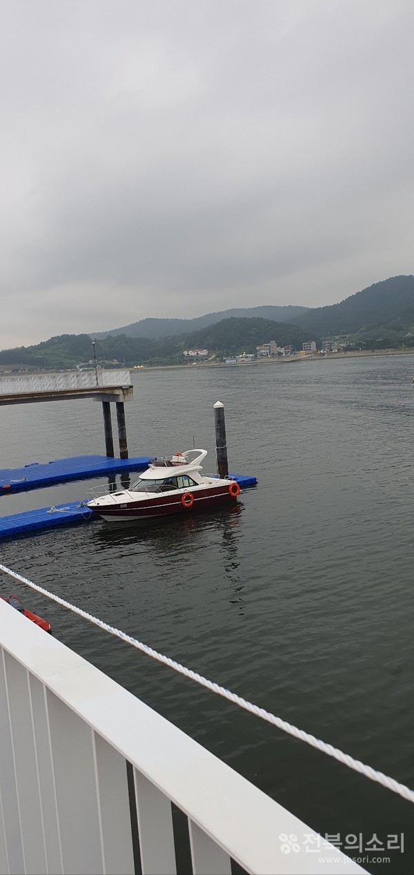 선착장에서 바라본 거제도 모습.