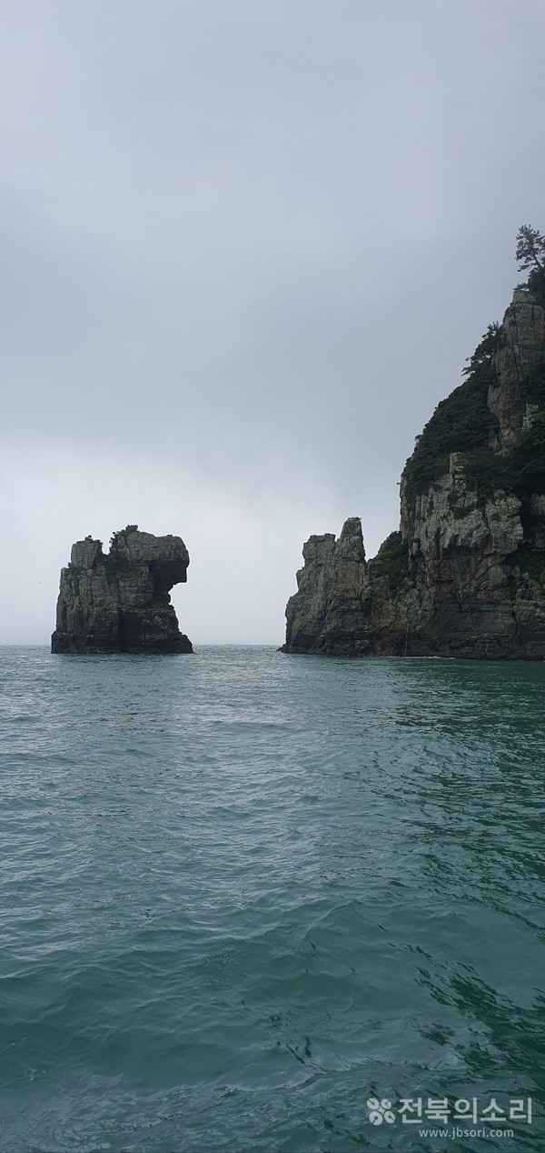해금강 사자바위와 촛대바위 등 절경.