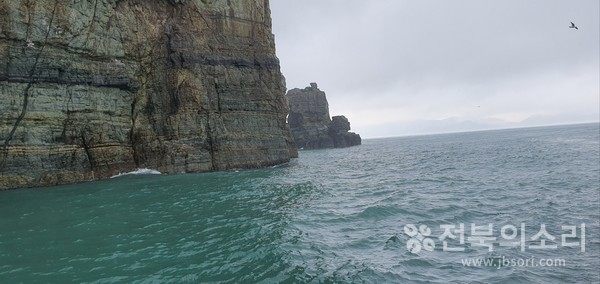 바다 위에 떠 있는 해금강.