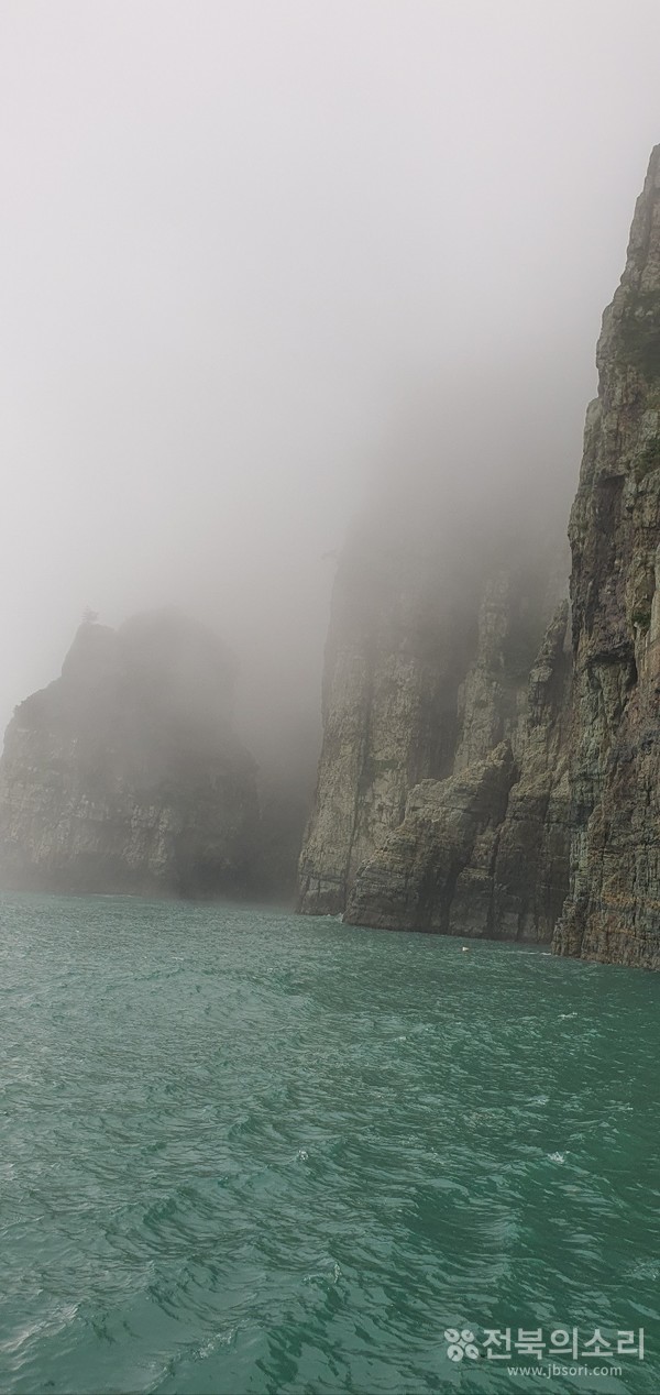 해무에 가려 잘 모습을 나타내지 않는 해금강 기암괴석들.